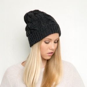 Brandy Melville Neeka Cable Knit Beanie Hat – Grey